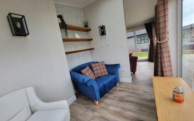 Luxury 2-bed Lodge in Routh, Sleeps 4 With Hot Tub