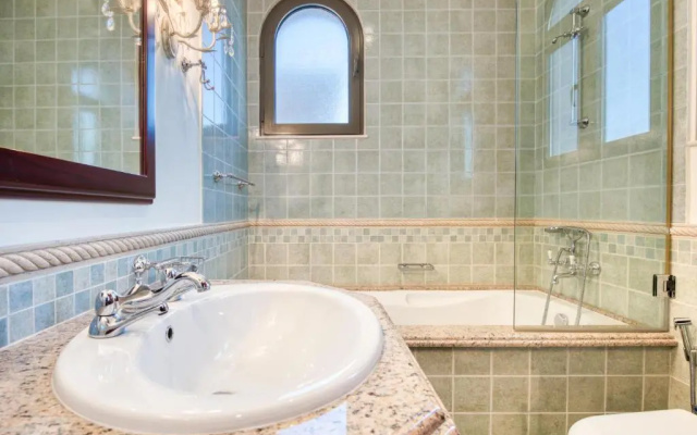 Maison Privee - Glamourous Beachfront Villa on The Palm w/ Pool