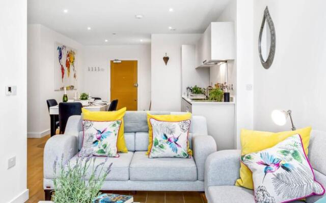 Stylish 2 Bed/2 Bath, Parking - Bracknell Centre