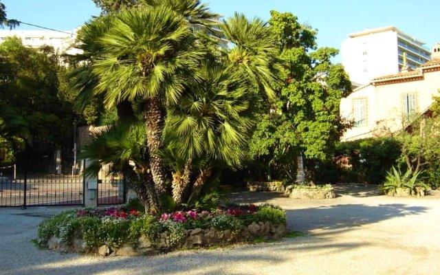 Studio in Cannes, With Wonderful sea View, Enclosed Garden and Wifi -