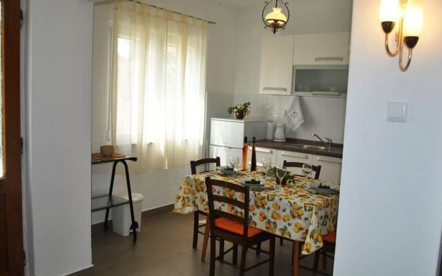 Nice 2-bedroom Private House, 50 m Beach, Sutivan