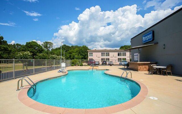 Rodeway Inn And Suites Tupelo