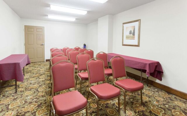 Days Inn & Suites Tucker/Northlake