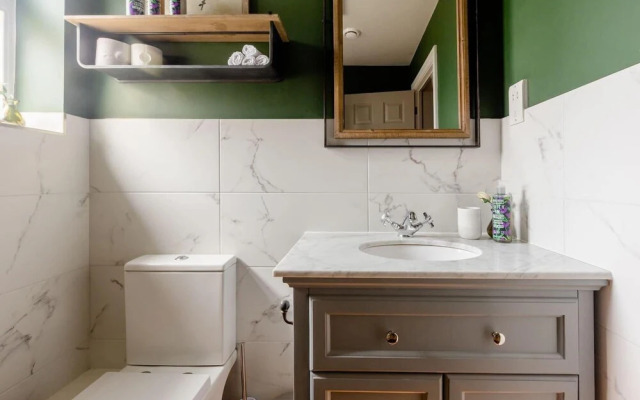 Stunning Private En-suite Studio in Cobham