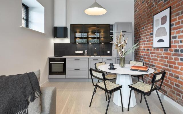 High ceiling loft with its own backyard and a terrace