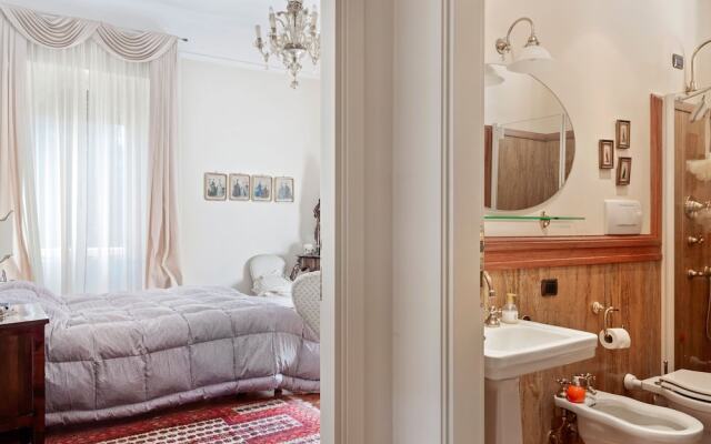 Plush Holiday Home in Macerata with Jacuzzi