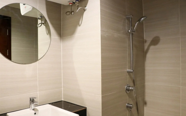 Beautiful Pool View Homey Spacious Studio At West Vista Apartment