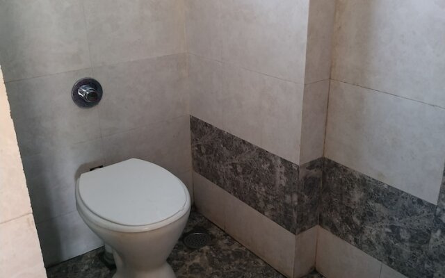 Iroomz Hotel Gananjaya - Hostel