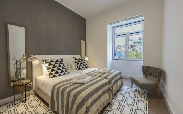 High Ceiling Duplex Apt Cais do Sodre