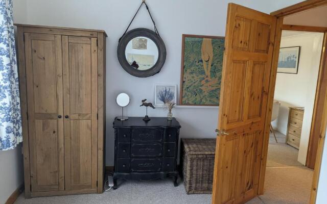 2 Bed Cottage - Sleeps 4 - Garden, Pets, Wifi