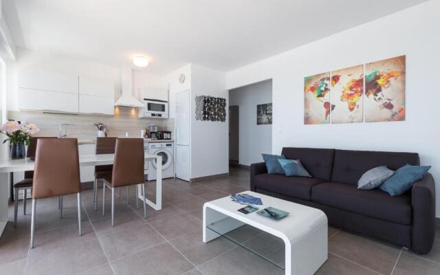 GORGEOUS APT with TERRACE, ELEVATOR, AC, FREE PARKING