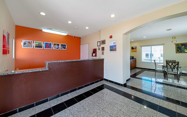 Motel 6 Rhome, TX