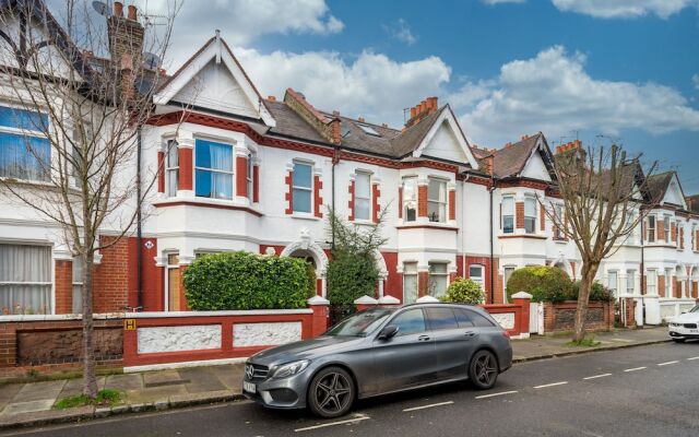 JOIVY Homely 2 Bed Riverside Flat with Patio in Hammersmith