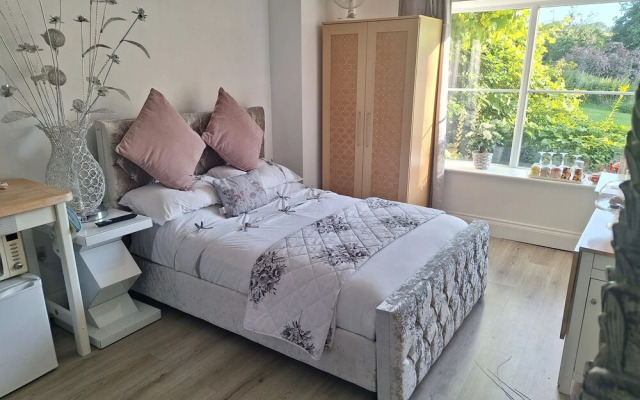 Luxurious Entire Studio in Axminster Suitable for