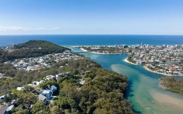 6 Bedroom Oasis in Burleigh Heads