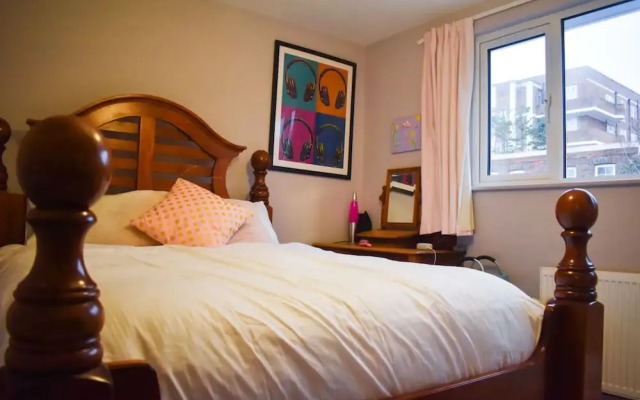 Spacious 5 Bedroom Home Near the Beach With Parking