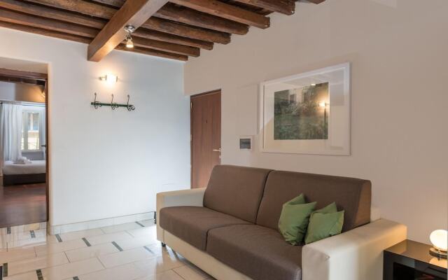 Elena in Roma With 1 Bedrooms and 1 Bathrooms