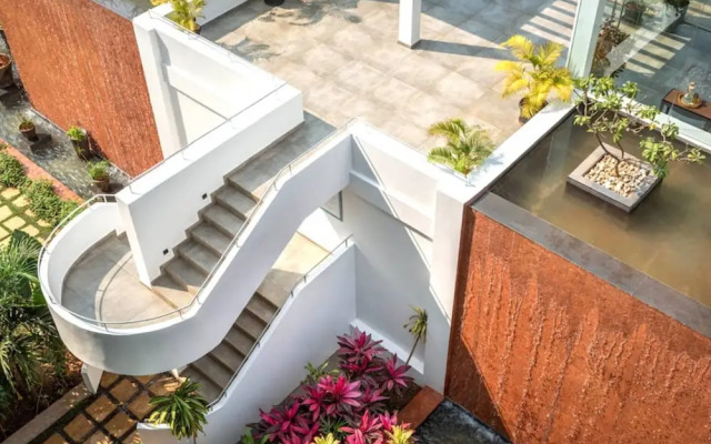 Modern Tropical 2bhk Near Beach Pool Garden