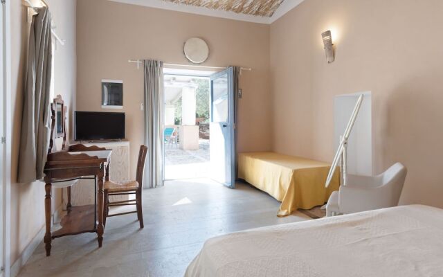 Farmhouse in Noto With Pool and Garden