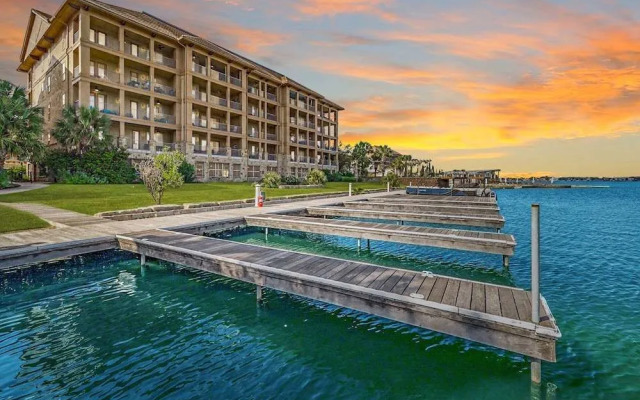 Luxury Waterfront Condo W/pool & Views!