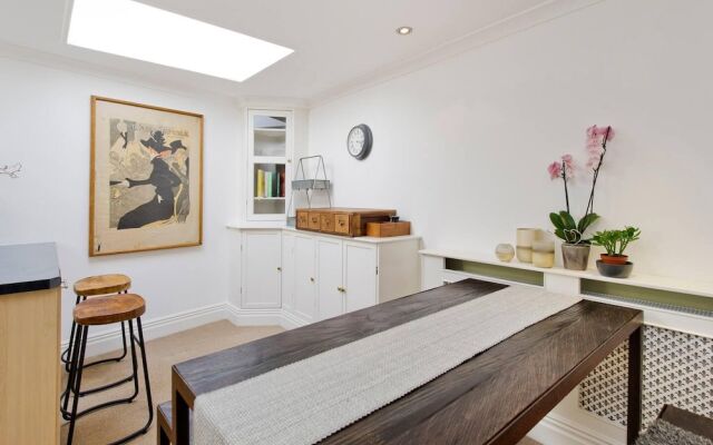 Traditional 2-bed Apartment Notting Hill