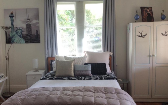 Rosalynda BnB by the sea – Guest Rooms – Adelaide