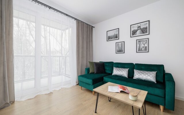Apartament Otoczony Zielenią by Renters