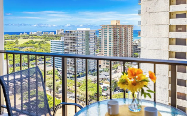Waikiki Sunset Close to Beach with Parking