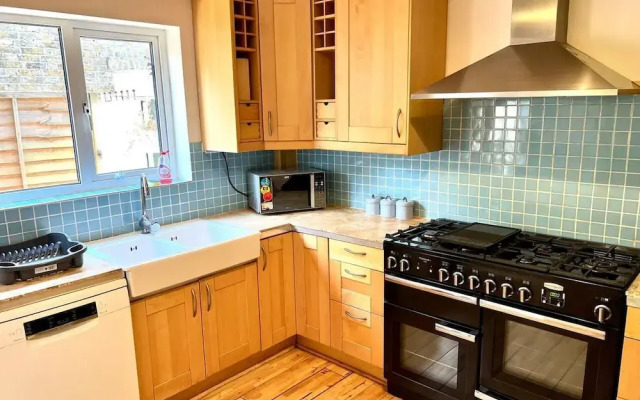 Inviting 4-bed House Near Heathrow w/ Fireplace