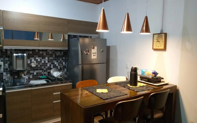 Quarto 02, cama Queen com banheiro compartilhado