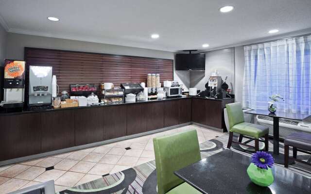 La Quinta Inn & Suites by Wyndham Cleveland Macedonia