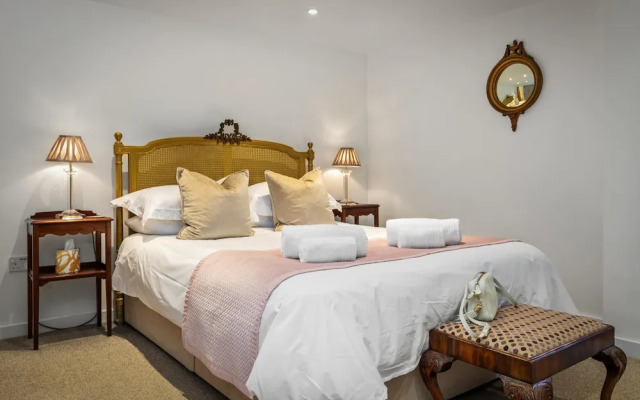 The Cwtch Apartment - Sea Views Walk to Beach
