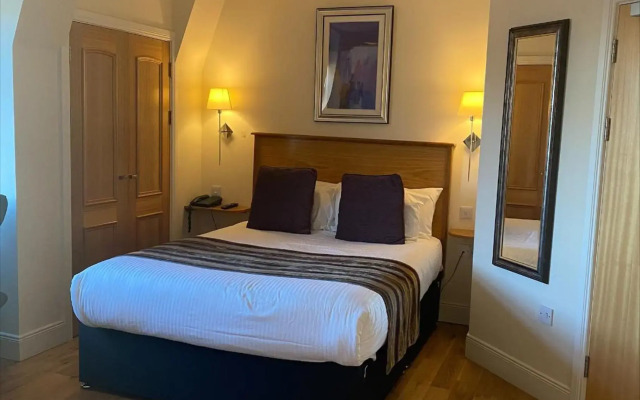 Royal Athenaeum Suites