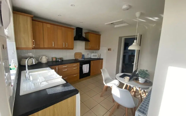 Anglesey Retreat - 2 Beds - Sleeps 3 - Parking