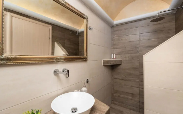 Pithos Apartments