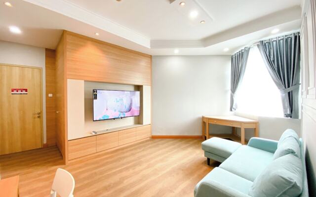 Comfort 2Br At Crown Court Executive Condominium Apartment