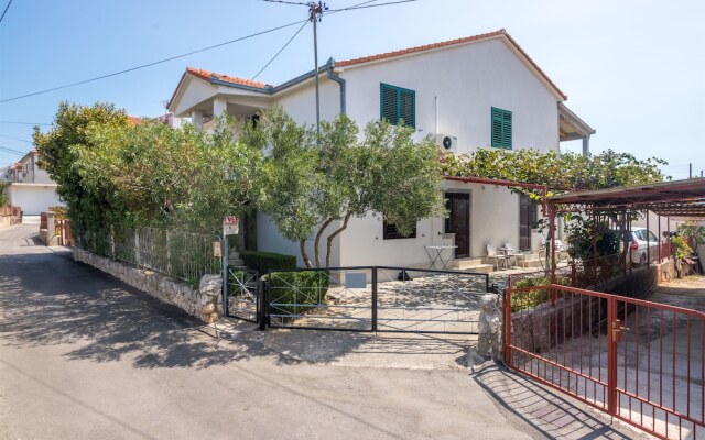 Apartment and Rooms Ruza