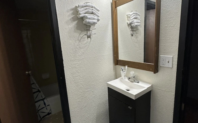J-E Hotel & Suites