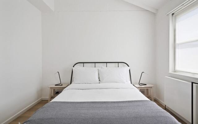 Stylish & Modern 2bed Apt, 5m to Overground