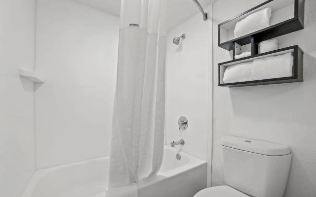 Howard Johnson by Wyndham Columbus Fort Moore