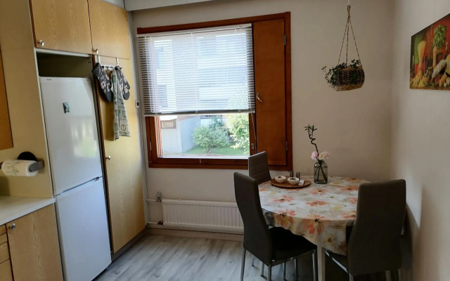 Keskustan kaksio parvekkeella, ilmastoitu.