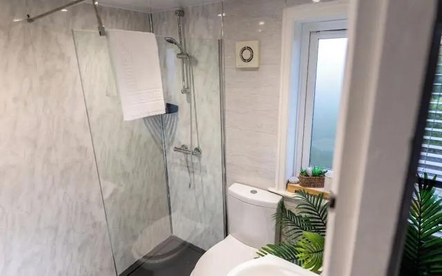 Sleeps 5 - Free Parking - Near Airport & City