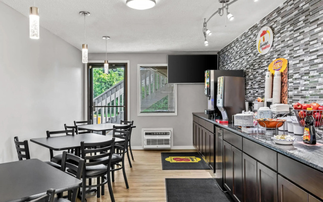 Super 8 by Wyndham Brownsburg