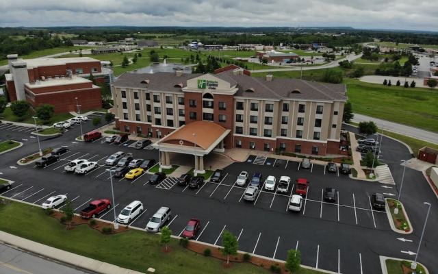 Holiday Inn Express and Suites Glenpool Tulsa Sout