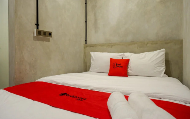 RedDoorz Plus near Kawasan Sam Poo Kong Semarang