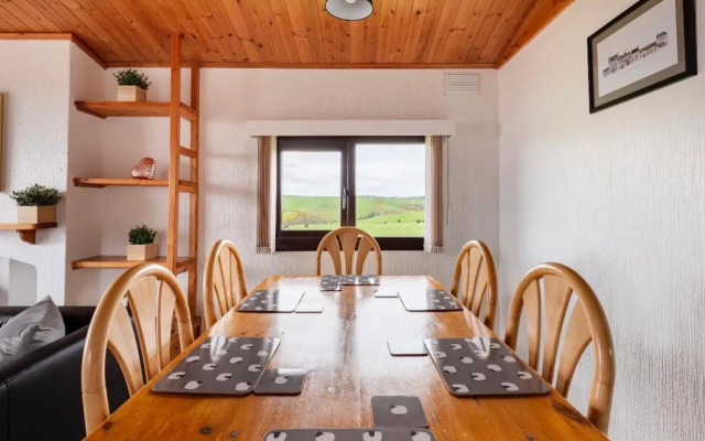 Lodge Cabin with Fabulous Views - Farm Holiday
