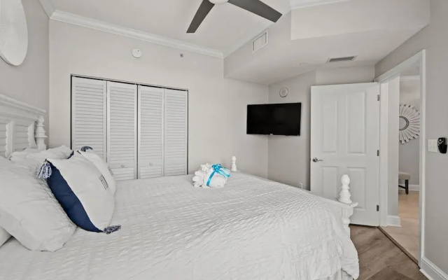 Luxury Beachfront Condo w/ 2 Balconies! Sleeps 8! Walk to Pier Park!