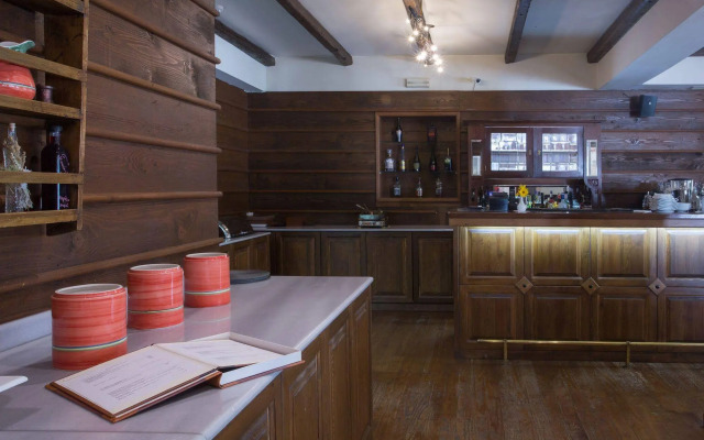 Country Club Hotel & Suites