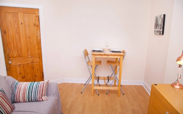 Bright & Quiet Edinburgh Home with Parking