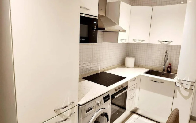 Elegant & Luxury Gem-5 Star Location -pools, Gym!